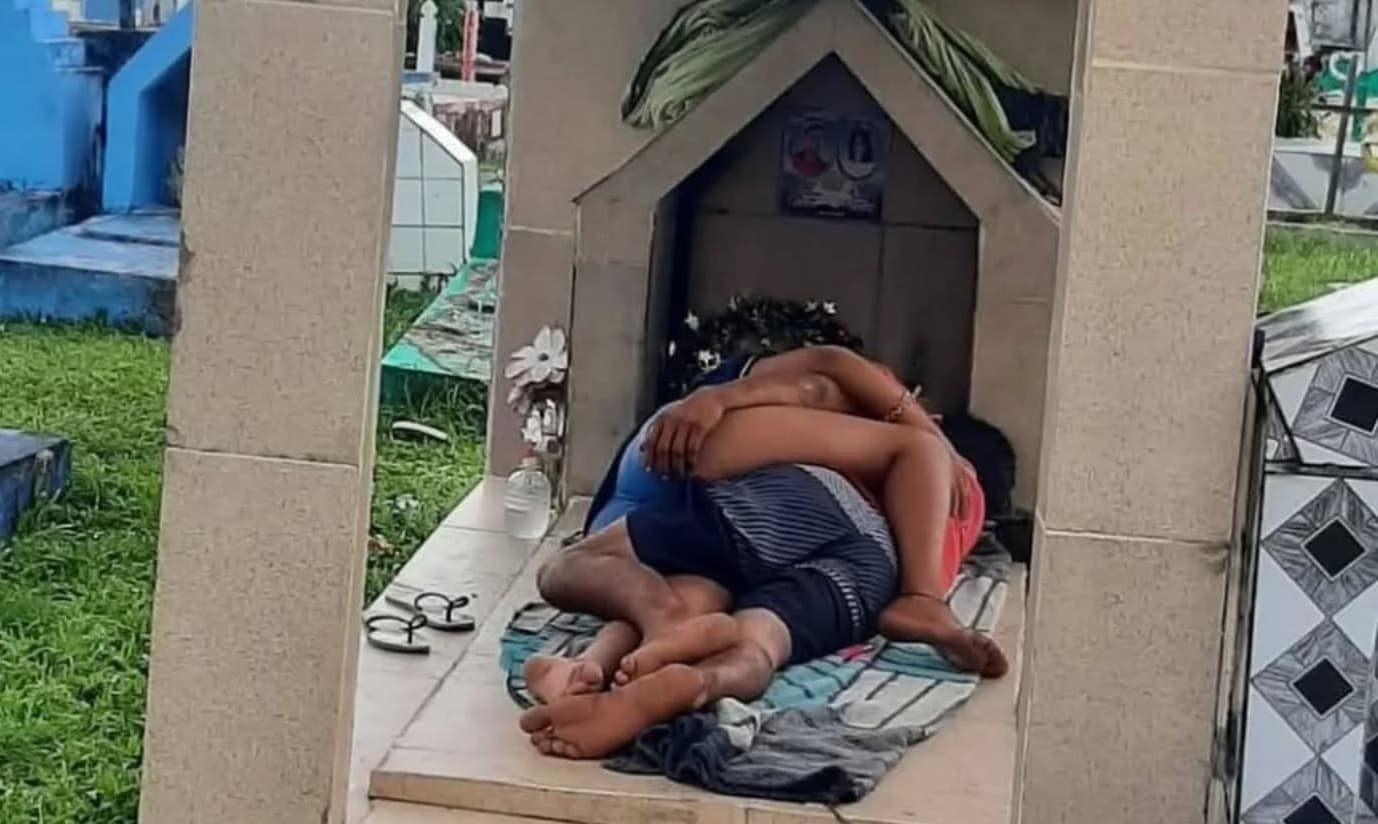 Deitados sobre túmulo, "apaixonados" ficam abraçados em cemitério