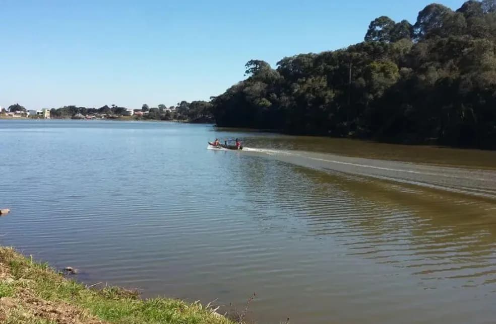 Lago onde padrasto e enteado morreram afogados em Irani (Foto: Bombeiros Voluntários / Divulgação)