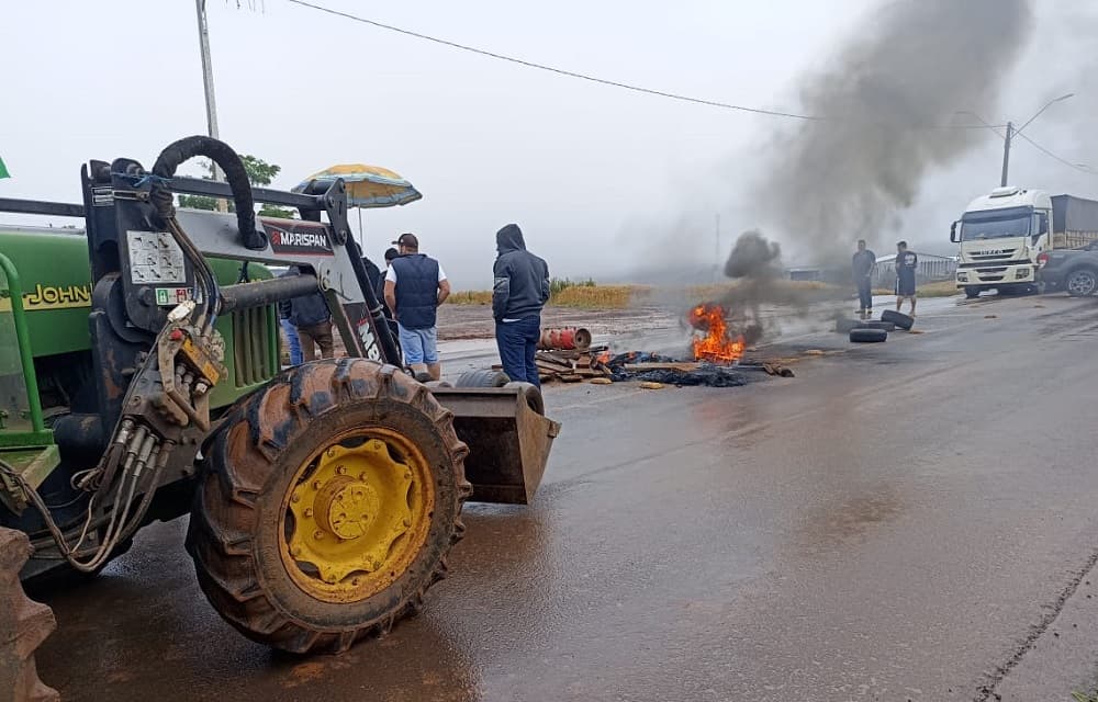 Bloqueio de rodovia em Serra Alta (Foto: Redes sociais / PMRv)