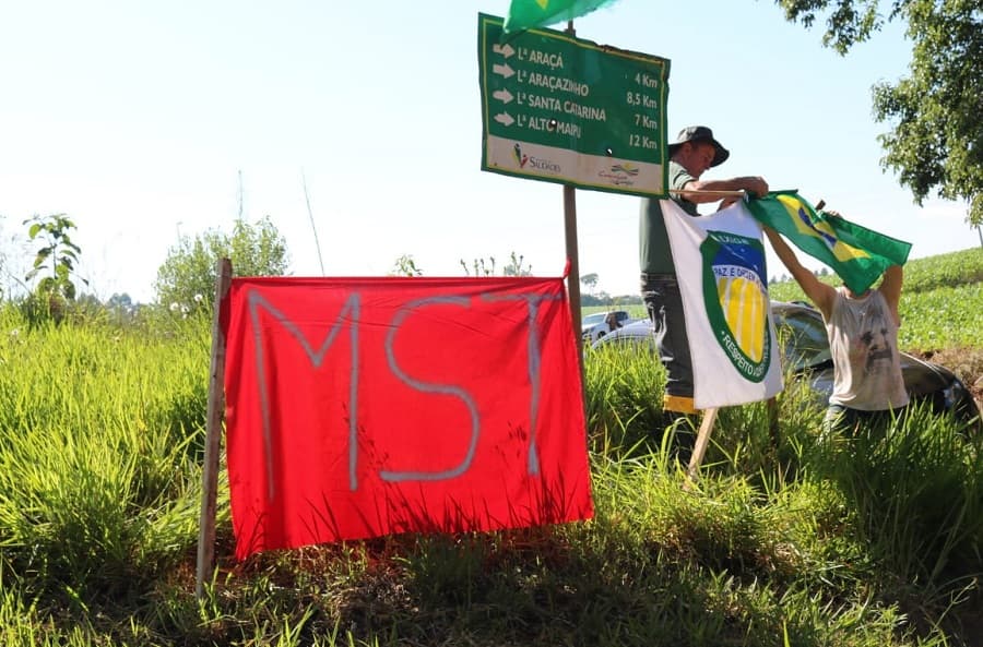 Bandeira assustou agricultores no interior de Saudades (Foto: Henrique Paulo Koch)