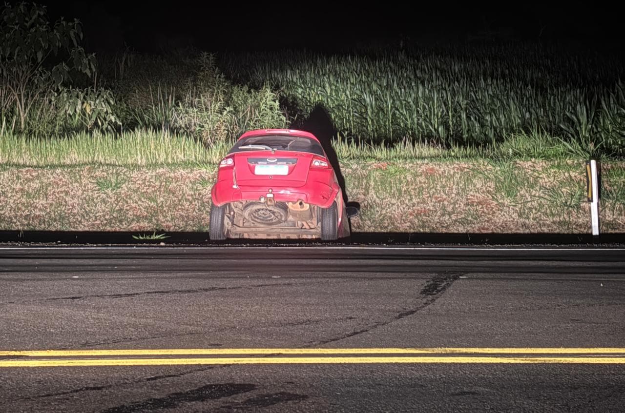 Ka atinge barranco após colisão em Pinhalzinho