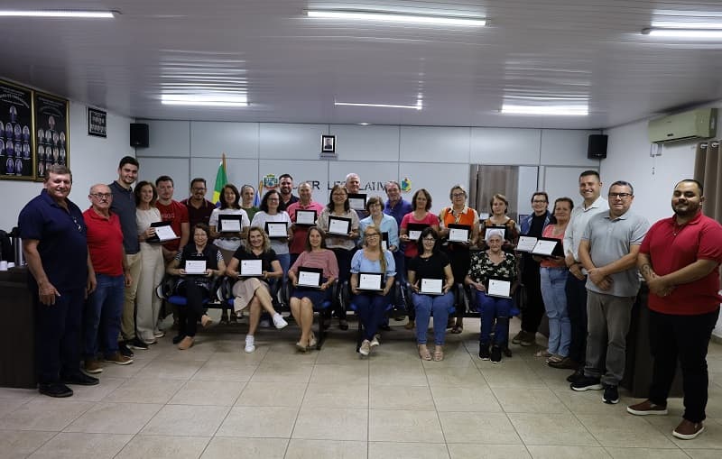Câmara de Águas Frias homenageia professores aposentados em sessão especial
