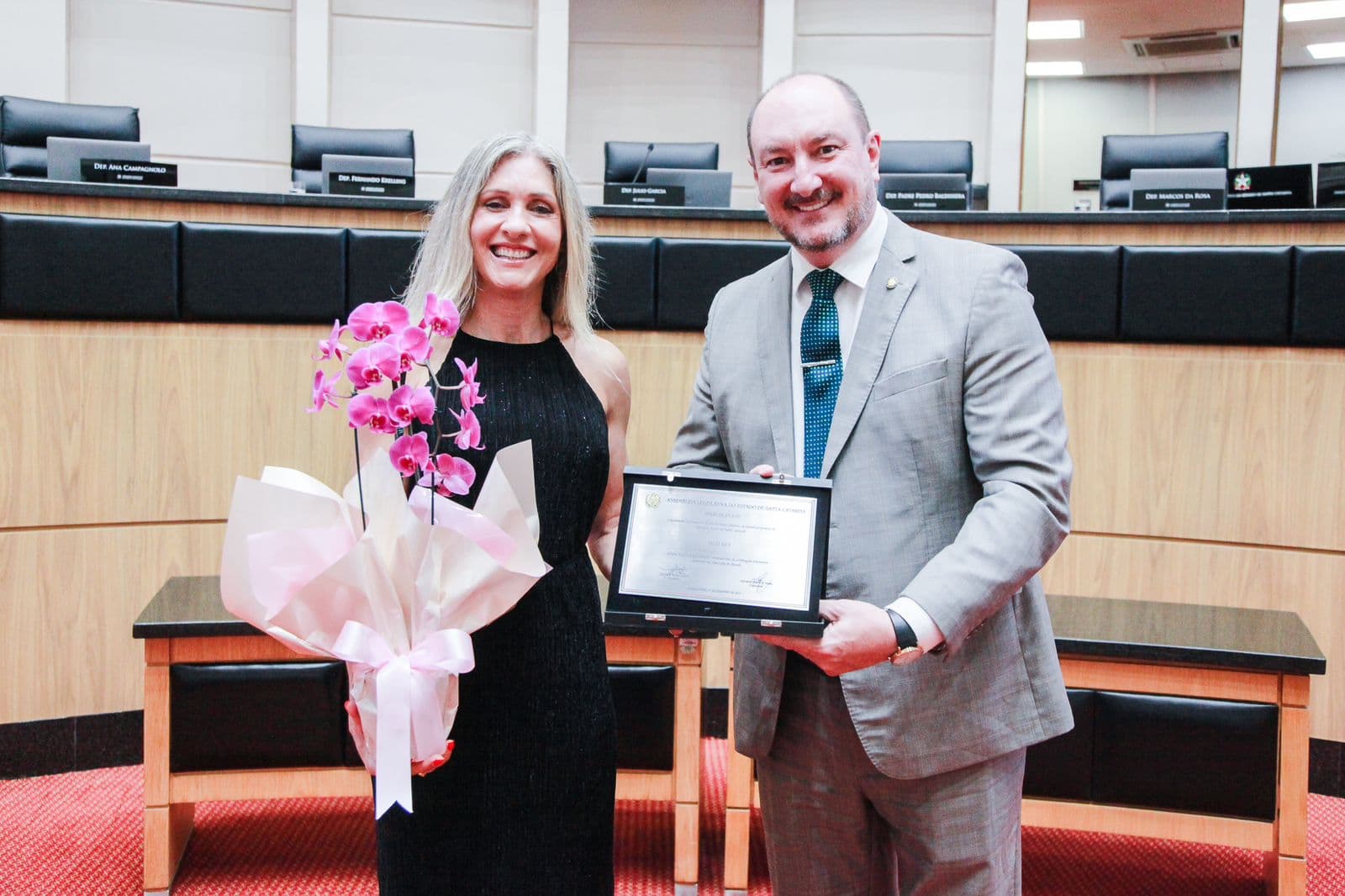 Deputado entregou a honraria para Neuza (Foto: Ascom)