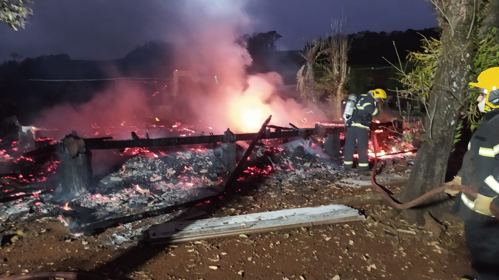Fogo destruiu a residência (Foto: Corpo de Bombeiros)