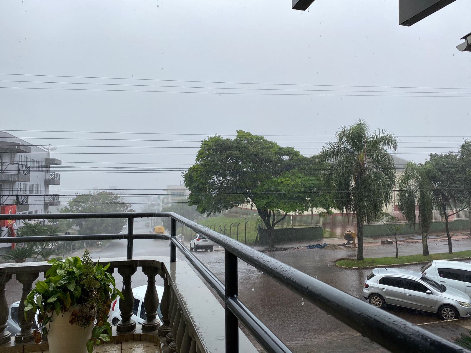 Chuva chegou em Pinhalzinho no início da tarde destaa quinta-feira (02) (Foto: Felipe Eduardo Zamboni)