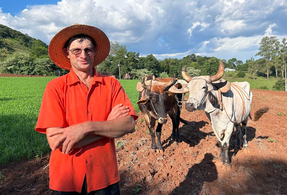 Produtor mantém tradição dos pais no campo (Foto: Renan Ribeiro)