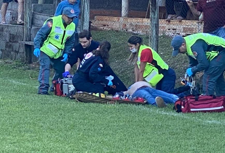 Vítima leva tiro no coração; cirurgia é feita no chão