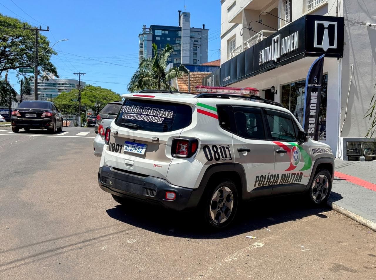 Militares prenderam um dos suspeitos (Foto: Divulgação)