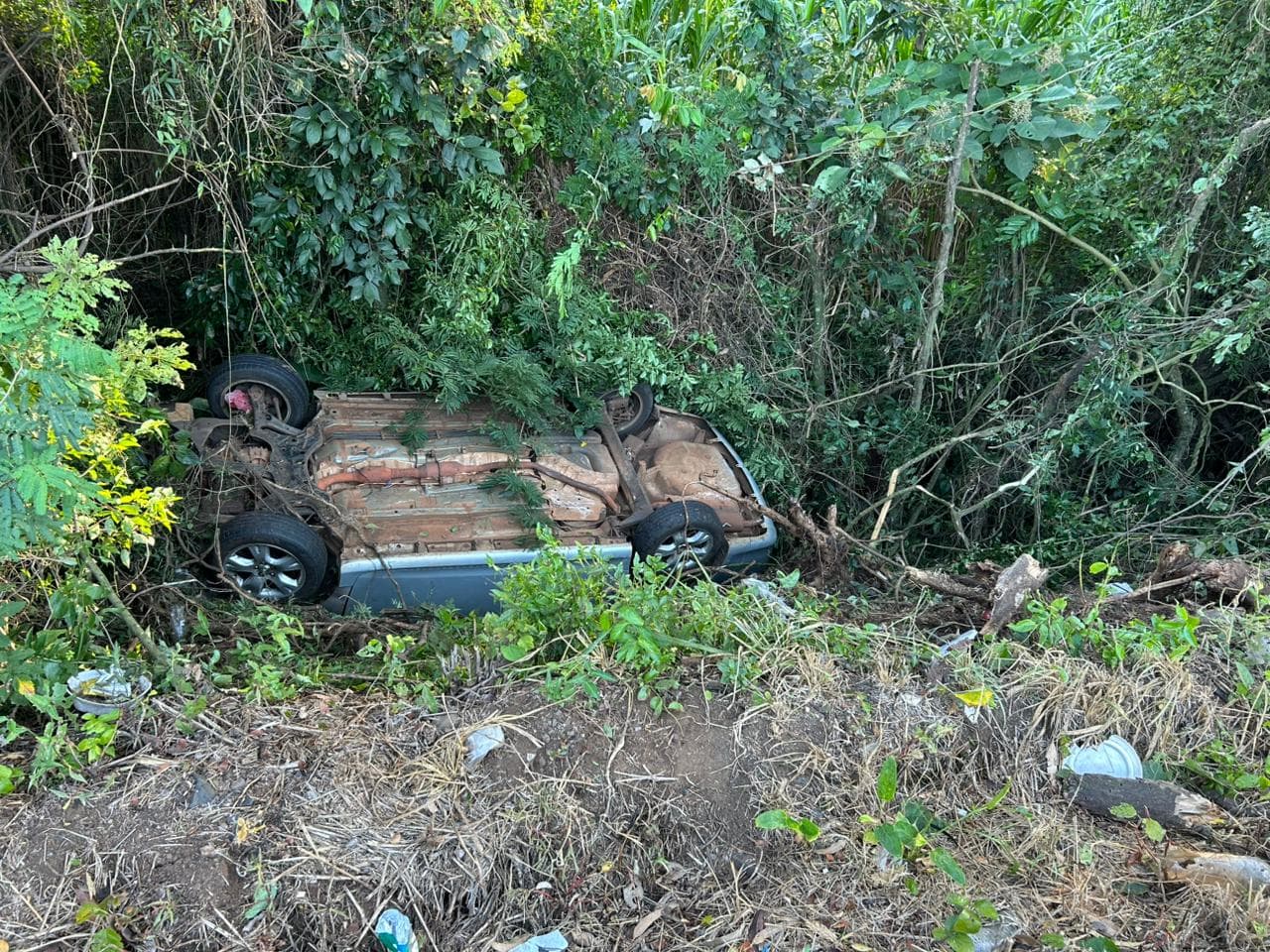 Toyota Corolla fica com o teto para baixo após capotamento na BR-282 (Foto: Gilmar Bortese)