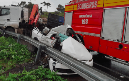 Vítimas morreram na hora (Foto: Corpo de Bombeiros)
