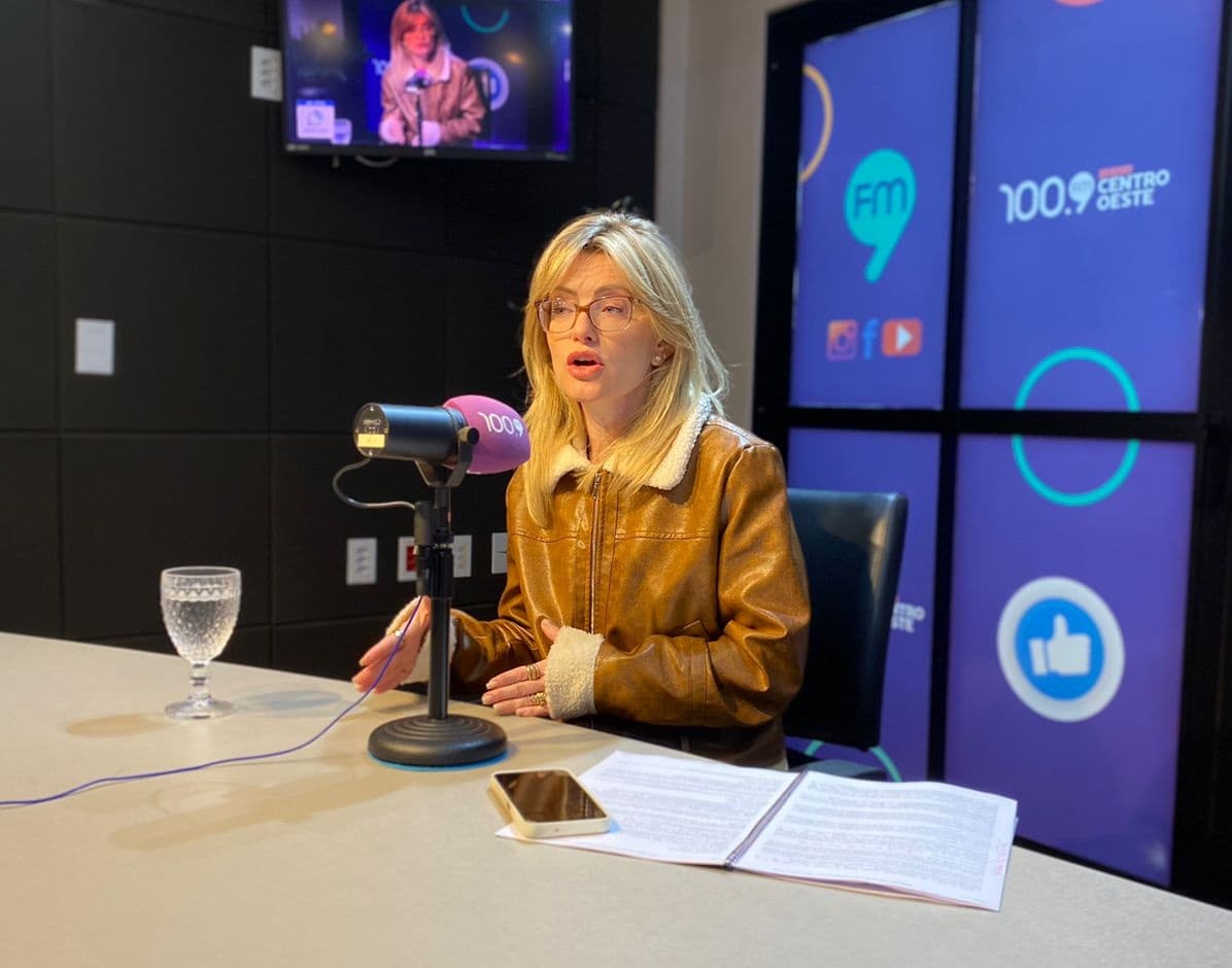 Greyce participou do programa Radar na 100.9 FM (Foto: Felipe Eduardo Zamboni)