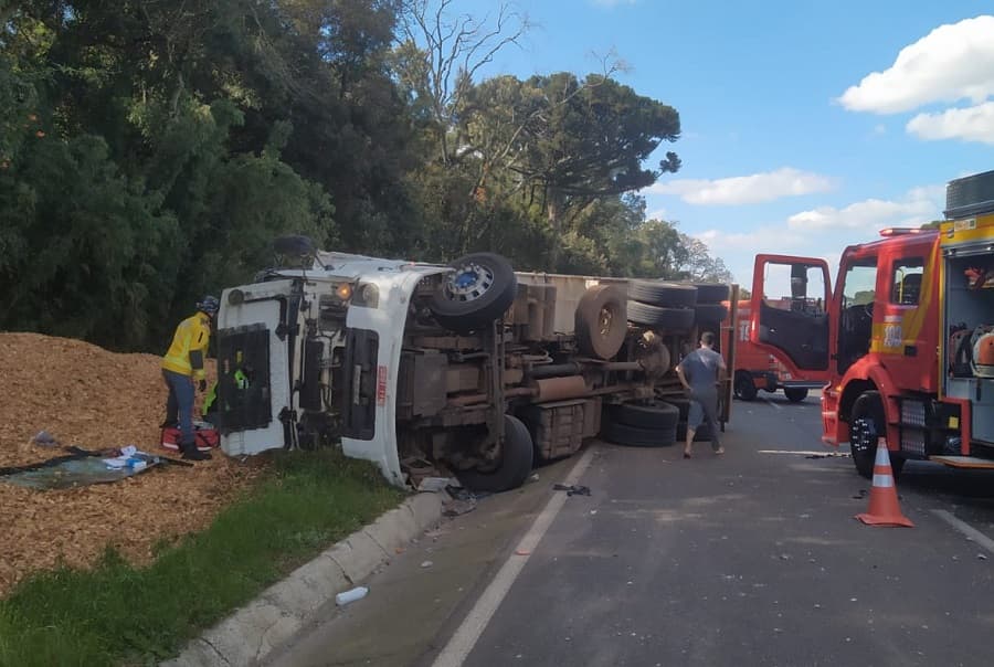 Veículo perdeu a carga (Foto: Corpo de Bombeiros)
