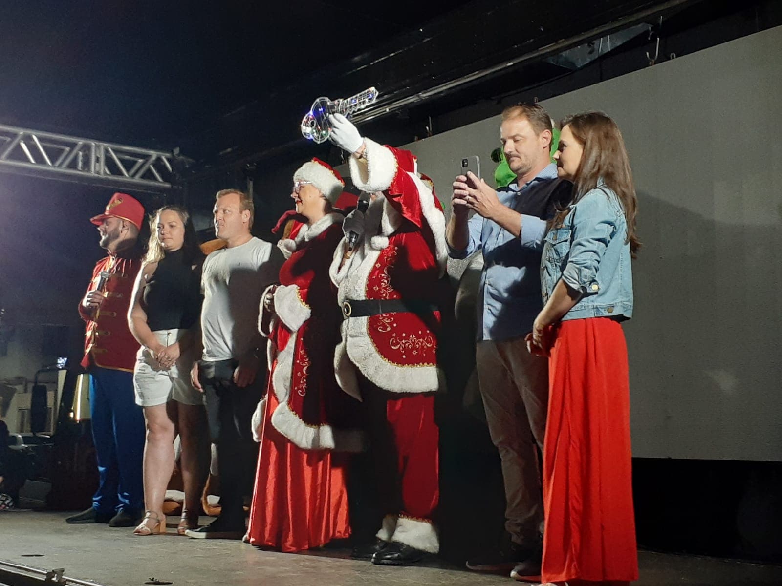 Abertura do Natal reuniu centenas de pessoas na praça central de Saudades, que acompanharam o acendimento das luzes  (Foto: Gilmar Bortese )