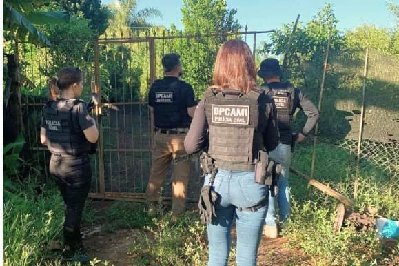 Policiais cumprem mandado e prendem homem por agredir ex-companheira (Foto: Polícia Cicil)