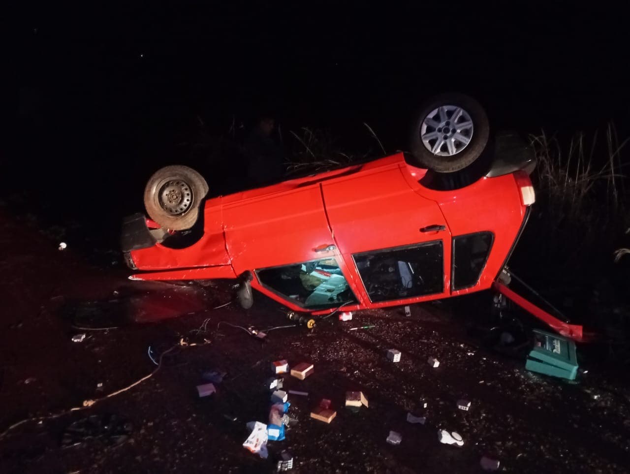 Veículo ficou com as rodas para o ar (Foto: Divulgação CBM)