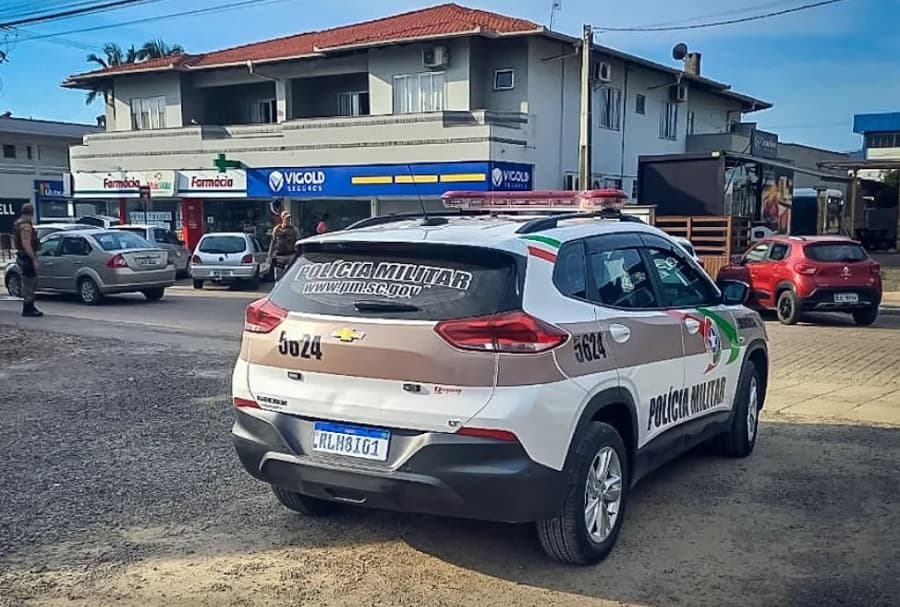 Moça mostra seios a crianças e termina imobilizada