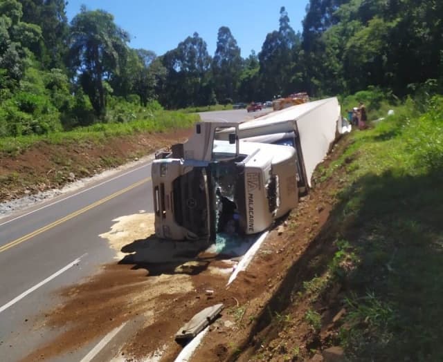 Carreta tombou na rodovia e carga foi levada (Foto: Corpo de Bombeiros)