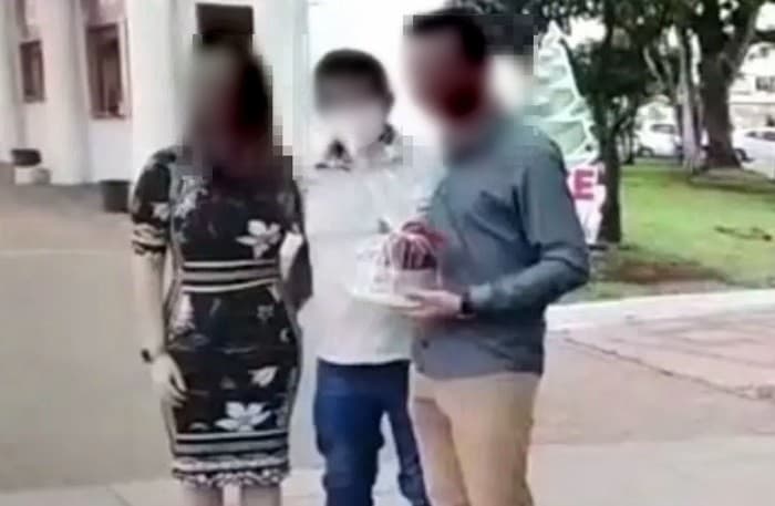 Momento em que o vereador 'apalpa' bunda de empresária (Foto: Reprodução Redes Sociais)