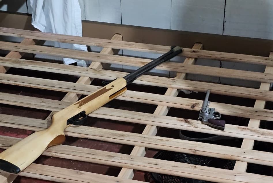 Investigadores ‘erguem’ colchão e acham armas escondidas