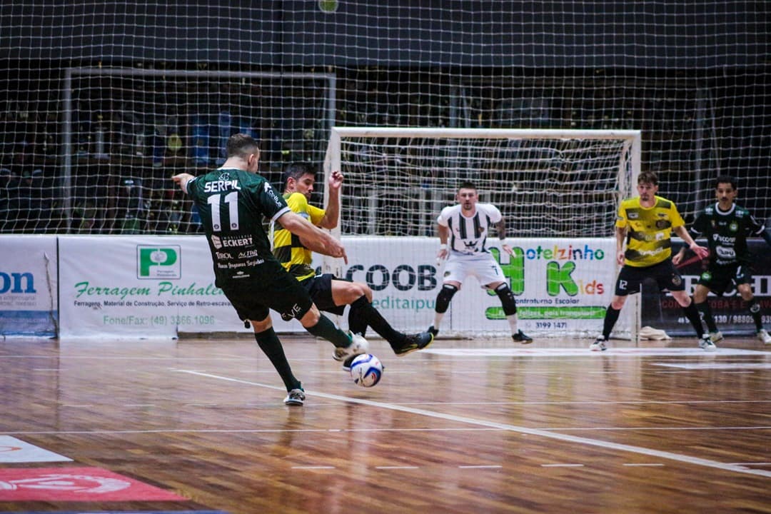 Equipes empataram em 3 a 3 jogando em Pinhalzinho (Foto: Felipe Eduardo Zamboni)