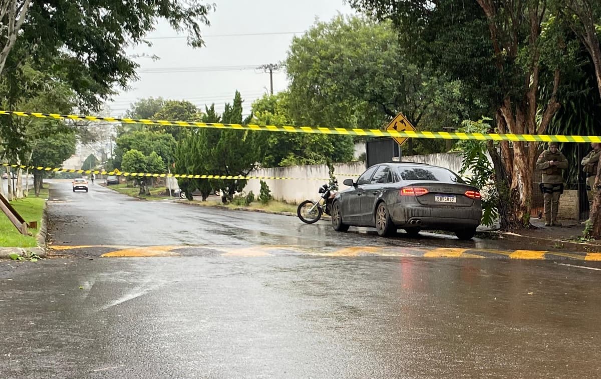 Local foi isolado para o trabalho da perícia (Foto: Felipe Eduardo)
