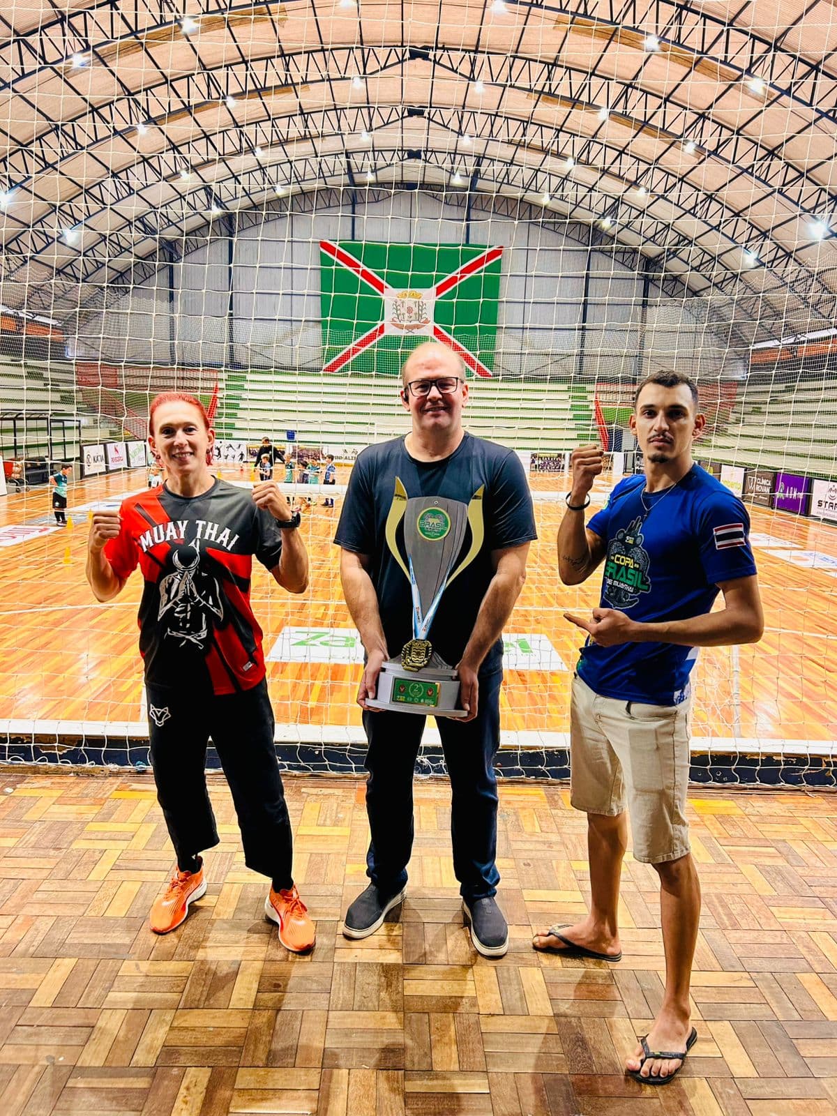 Prefeito ao lado da treinadora Adriane e do lutador Fransuá Souza (Foto: Divulgação)