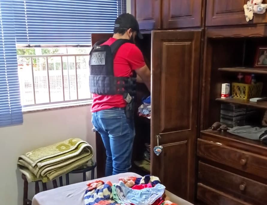Policiais fizeram uma varredura na casa do alvo (Foto: Polícia Civil)