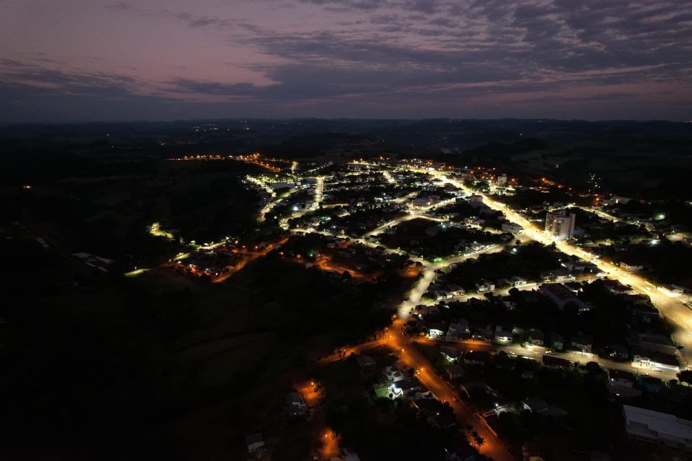 Prefeitura está fazendo a substituição de lambadas em Nova Erechim (Foto: Ascom )