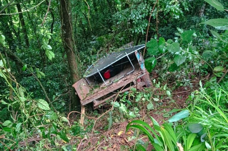 Populares salvam condutor de carretinha agrícola que estava machucado 
