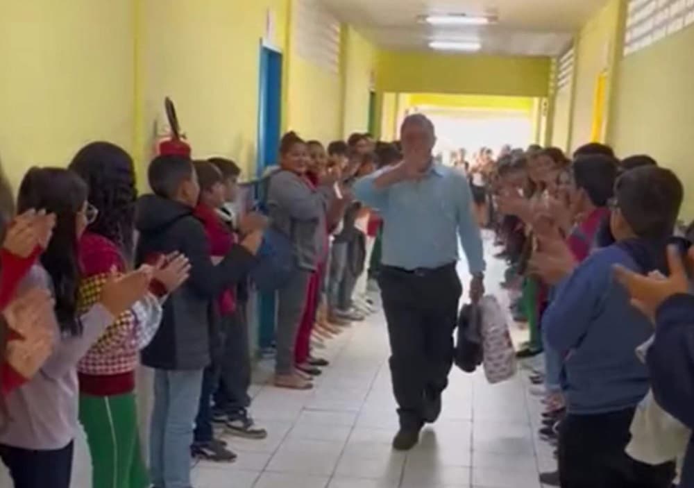 Homenagem de agradecimento ao docente (Foto: Redes Sociais)