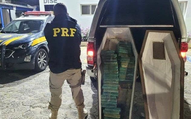 Caixão preenchido com tabletes de crack (Foto: PRF)
