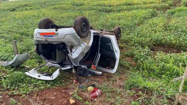 Automóvel ficou com as rodas para cima (Foto: Polícia Militar Rodoviária)
