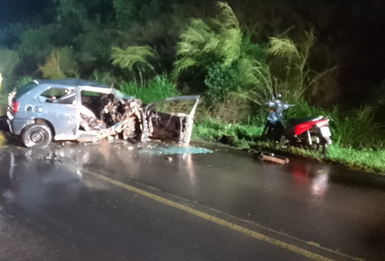 Carro envolvido no fato (Foto: Corpo de Bombeiros)
