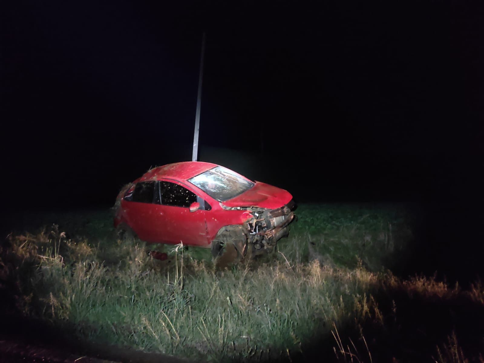 Carro capota várias vezes no interior de Anchieta