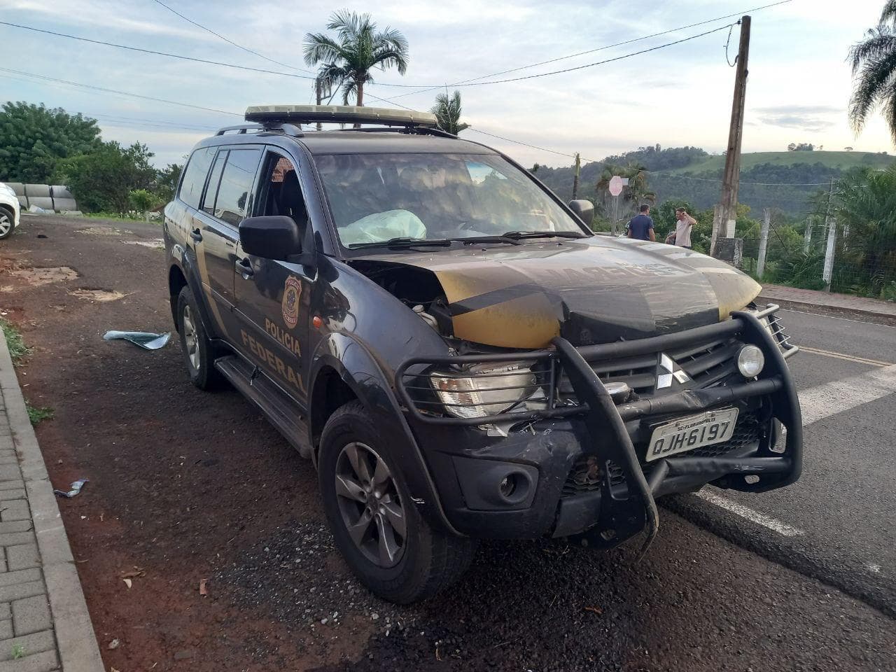 Carro da PF envolvido na colisão (Foto: Polícia Militar)