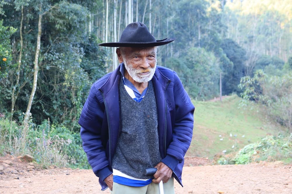 Seu Alípio com sua bengala e chapéu (Foto: Henrique Paulo Koch)