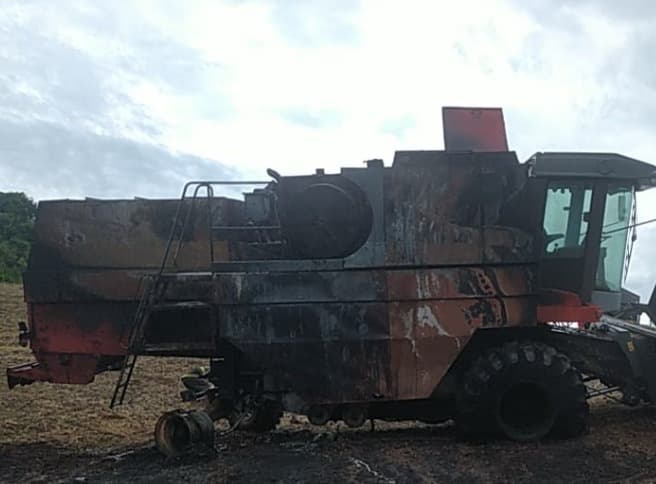 Fogo destrói colheitadeira de grãos no interior de Campo Erê 
