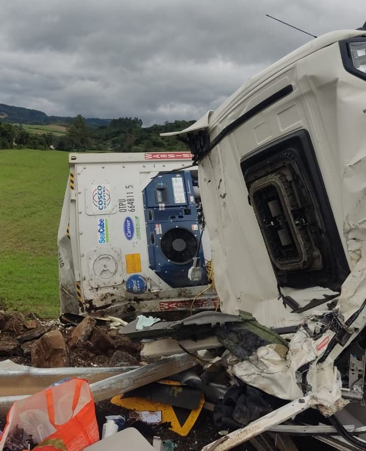 Caminhão capota na SC-157 em Quilombo e motorista escapa com ferimentos leves (Foto: Divulgação CBM)