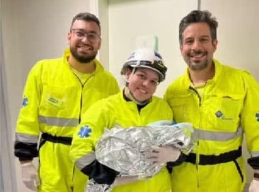 Socorristas que choraram em morte de criança, ajudam outra a nascer na mesma localidade