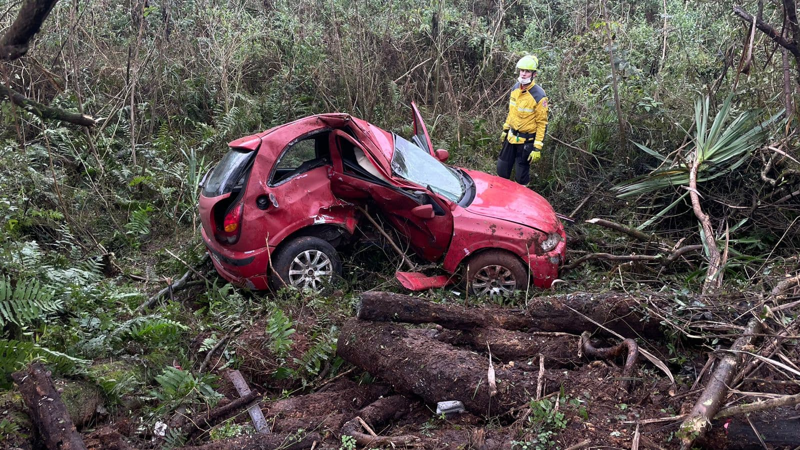 Saída de pista deixa carro deformado