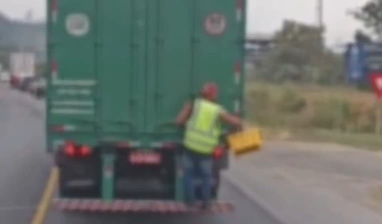  DE TIRAR O FÔLEGO: carona arriscada quase acaba em fatalidade