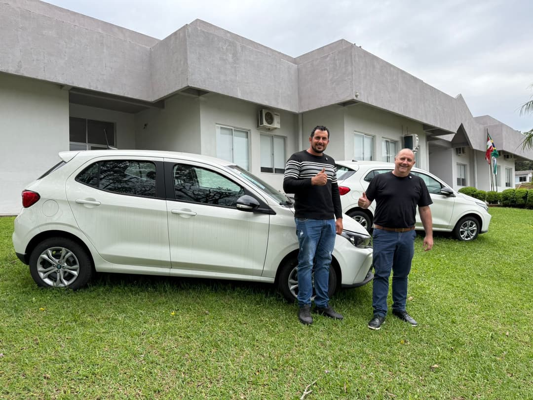 Educação de Sul Brasil ganha reforço com entrega de dois carros novos