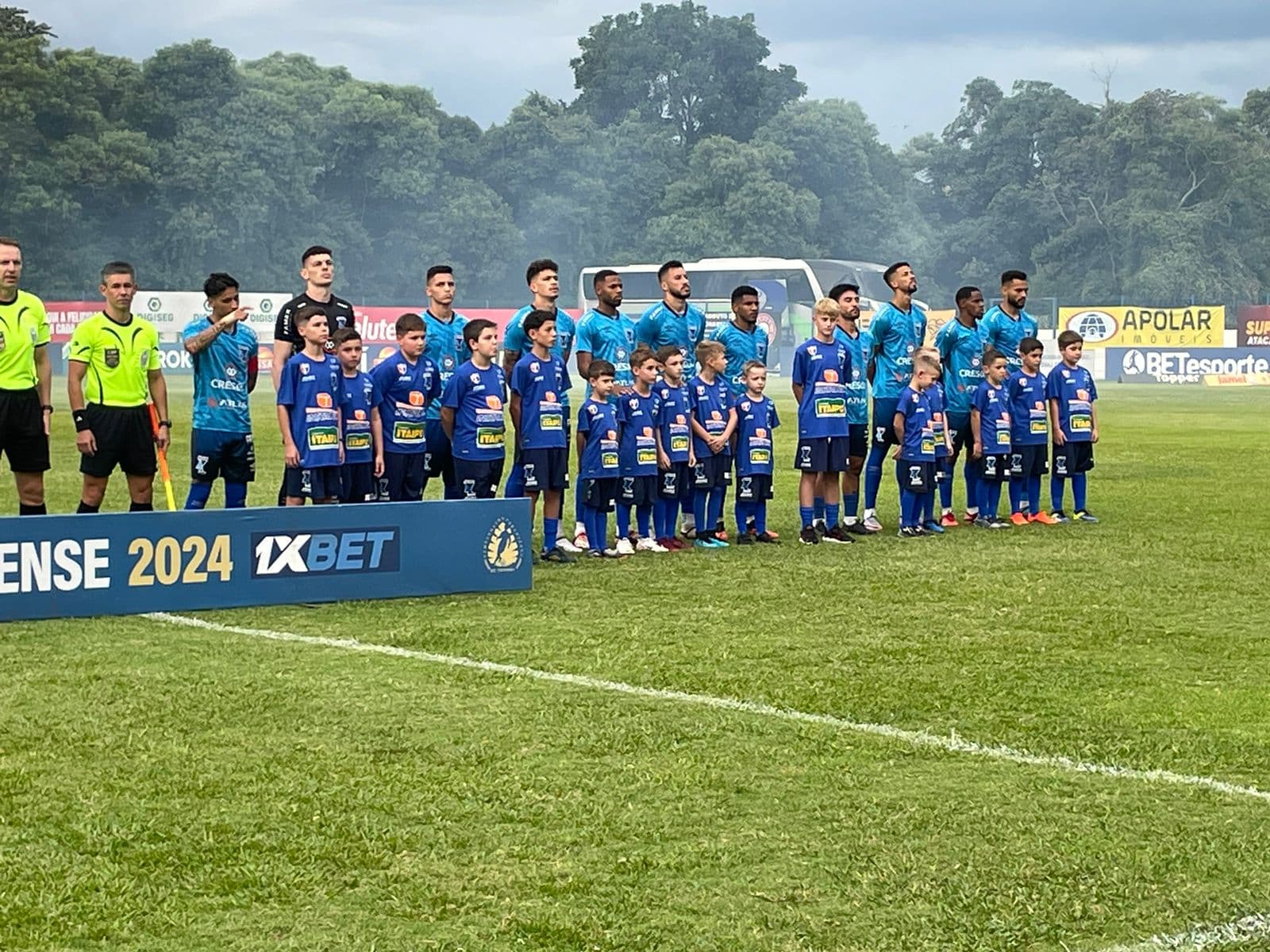 Crianças de Pinhalzinho entram em campo com jogadores do Azuriz