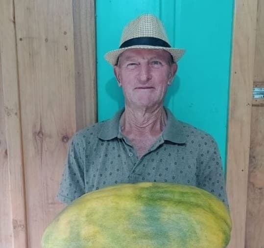 Morador do Paraná e o melão gigante que colheu (Foto: Divulgação)