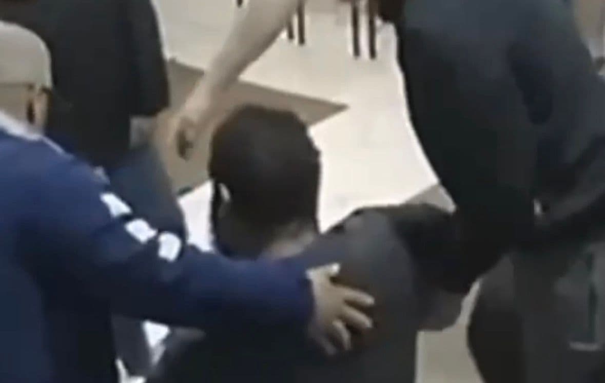 Em macas hospitalares, pais participam do velório da filha