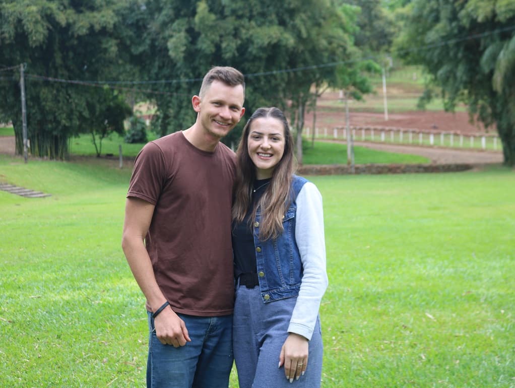 Noiva aprende a dirigir máquina pesada para usá-lo na chegada ao casamento