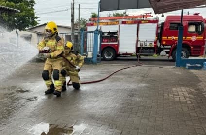 Bombeiros em simulado de incêndio em escola  (Foto: Foto Ilustrativa )