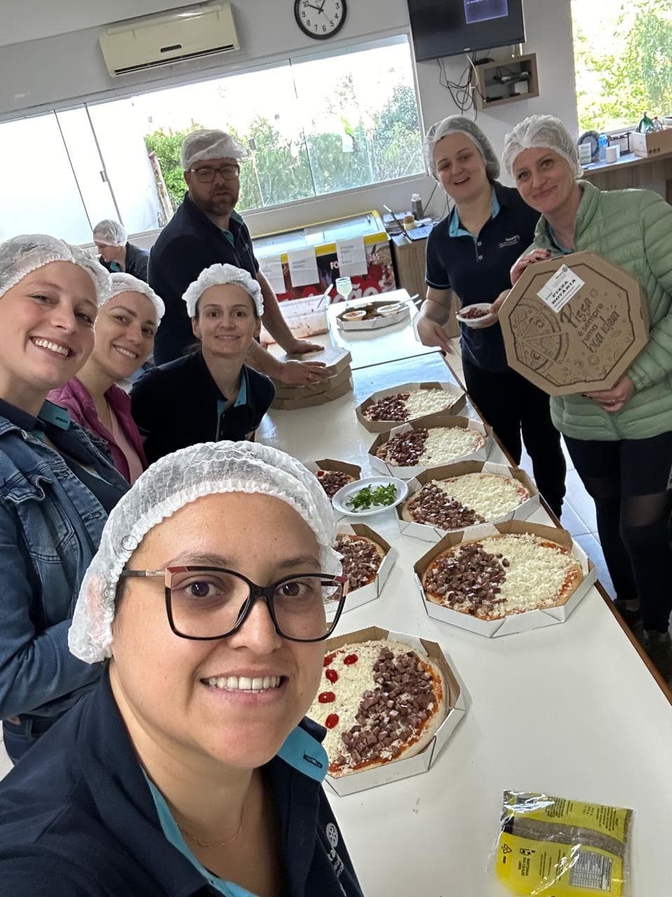 Rotary de Pinhalzinho vende pizzas para apoiar projetos sociais