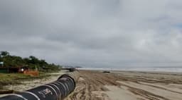 Montagem da tubulação na praia em Itapoá para megaobra inédita no Brasil (Foto: Jan de Nul/Divulgação)