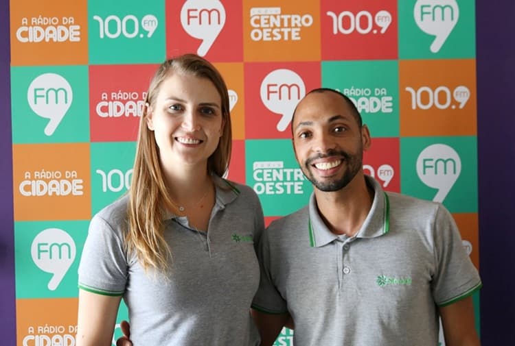 Thamires e Rodrigo apresentaram opção a comunidade (Foto: Henrique Paulo Koch)